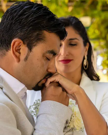 El novio besa la mano de la novia con los ojos cerrados, fotografía de matrimonios en Valparaíso