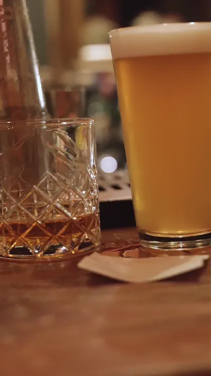 Dos cervezas y un vaso tallado sobre la barra, portada de un recap de noche de muestra