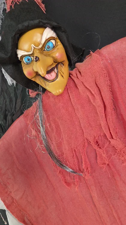 La bruja del set de Halloween de cerca, portada del video del estudio