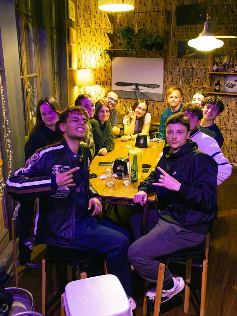 Grupo de amigos celebrando en una mesa de Bar del Tío, Valparaíso