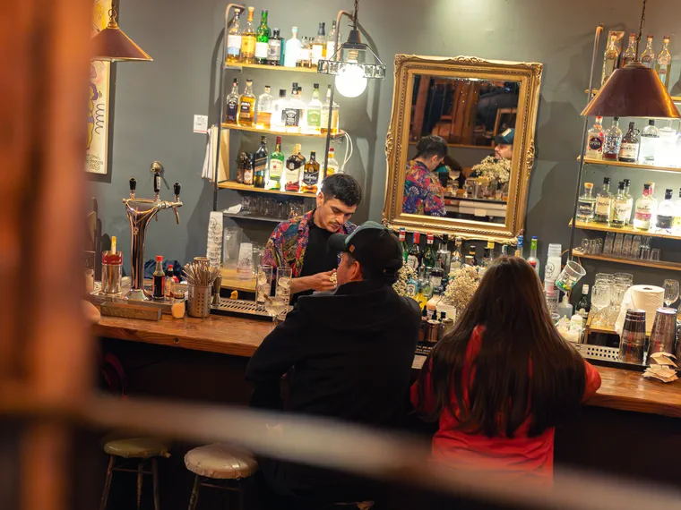 La barra de Bar del Tío vista desde la sala, con clientes siendo atendidos, Valparaíso