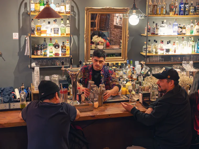 Barra completa de Bar del Tío con su estantería de destilados, Valparaíso