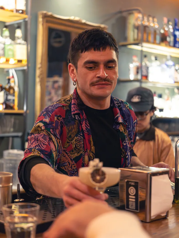 Bartender sirviendo una cerveza de grifo en Bar del Tío, Valparaíso