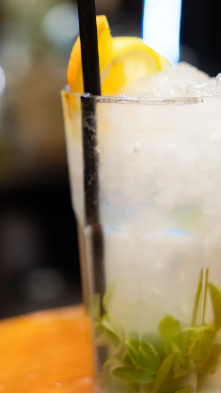 Trago con hielo molido, rodajas de limón y menta, fotografía gastronómica para un bar de Valparaíso