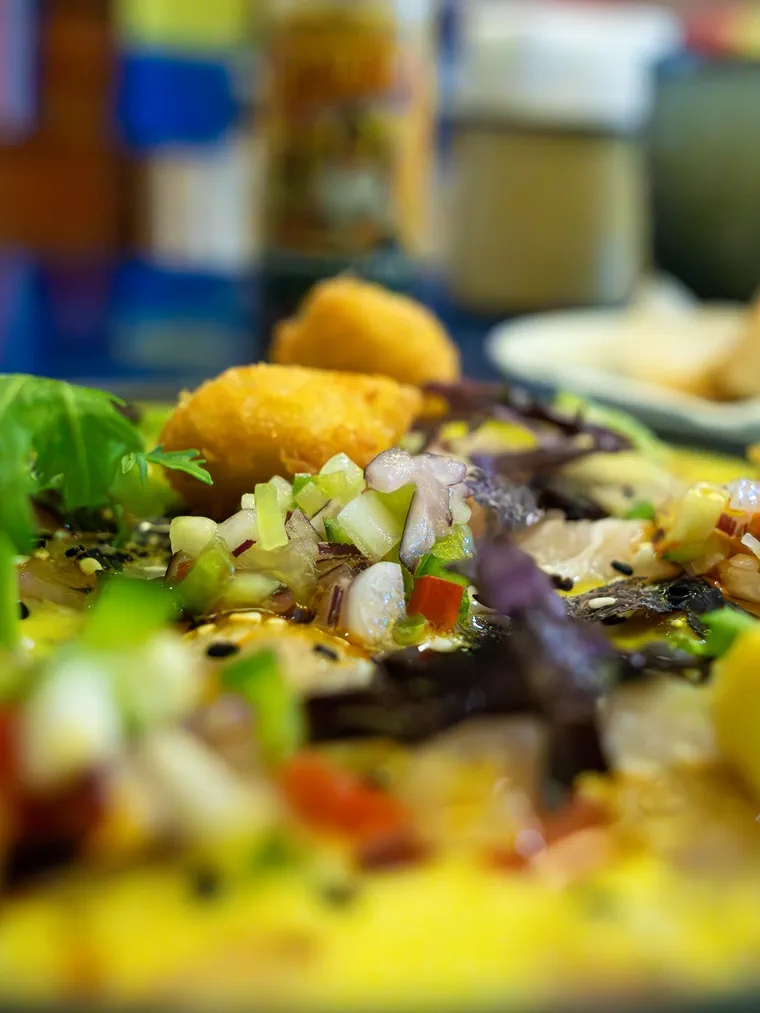 Plato servido con verduras, salsas y hierbas en un restaurante de Valparaíso, fotografía gastronómica