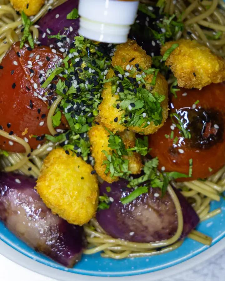 Bowl de fideos con bocados apanados, cebolla morada y sésamo, fotografía gastronómica en Valparaíso