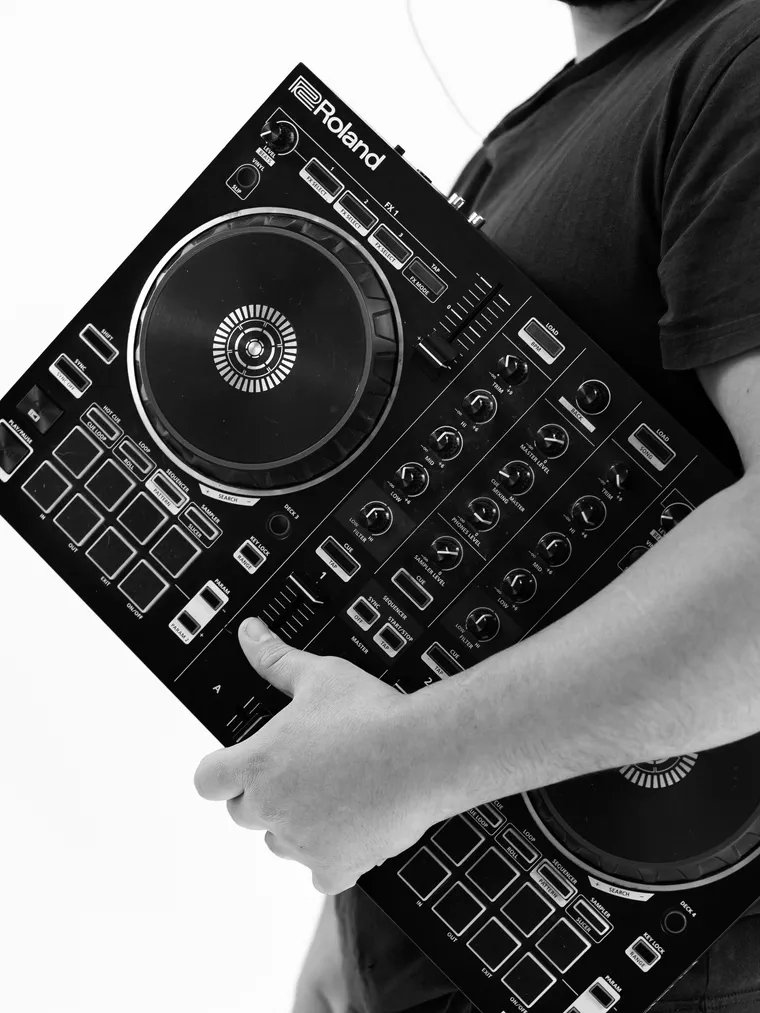 Detalle en blanco y negro de un controlador de dj sostenido en el estudio, sesión de producto