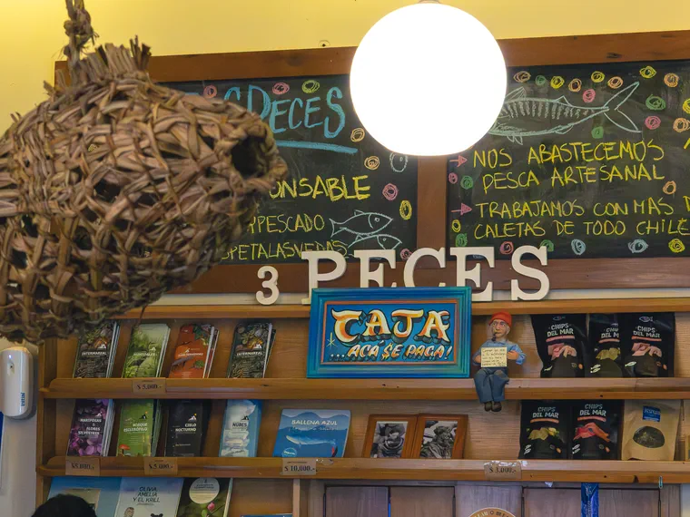 Pizarra de un restaurante de Valparaíso con la carta escrita a mano sobre la pared