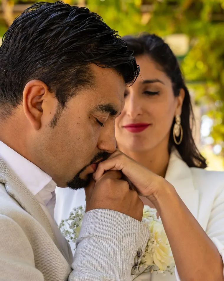 El novio besa la mano de la novia con los ojos cerrados, fotografía de matrimonios en Valparaíso