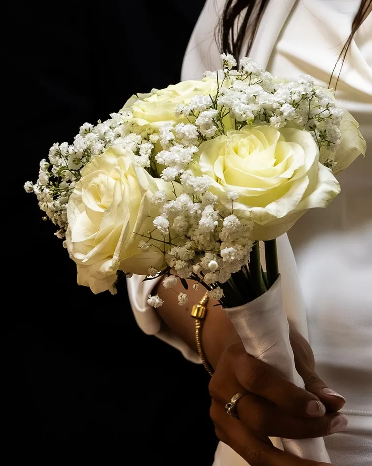 Detalle del ramo de rosas blancas y paniculata en manos de la novia, fotografía de matrimonios