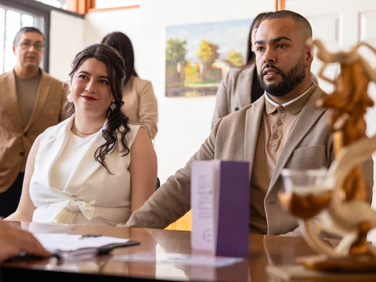 Los novios sentados a la mesa del registro civil durante la ceremonia de matrimonio