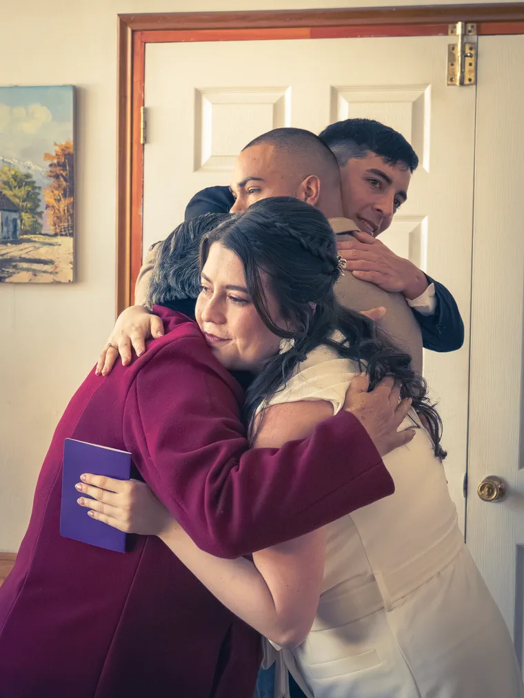 La novia abraza emocionada a una invitada después de la ceremonia de matrimonio