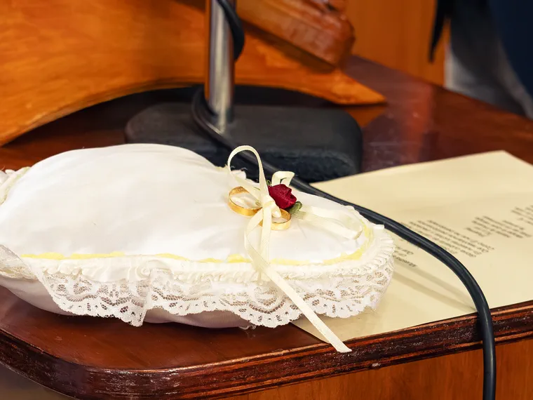 Los anillos sobre un cojín bordado junto a la biblia abierta, detalle de la ceremonia
