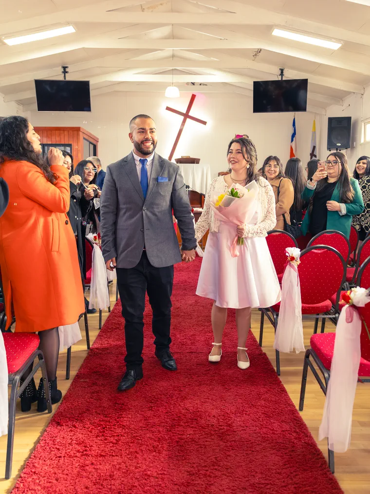 Los novios salen por el pasillo entre los invitados al terminar la ceremonia