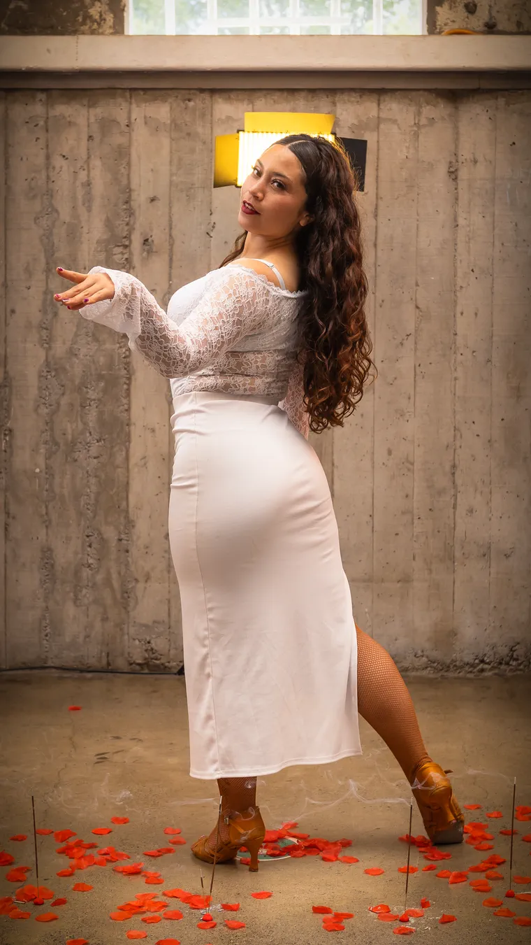 Artista de vestido blanco en una locación de muros de concreto, sesión de retrato en Valparaíso