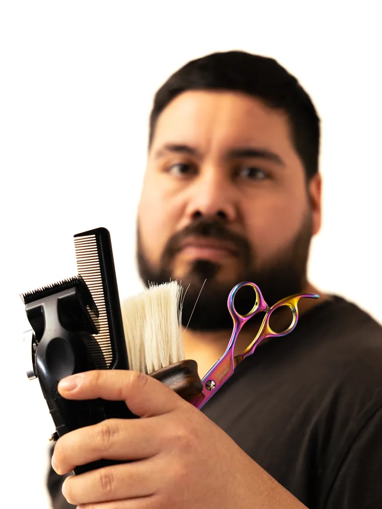Sesión de marca personal: primer plano de máquina, peineta, brocha y tijeras de barbero en el estudio
