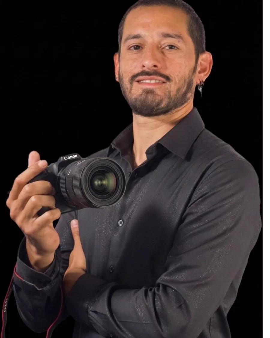 Arturo, fotógrafo y realizador audiovisual de AN Creations en Valparaíso